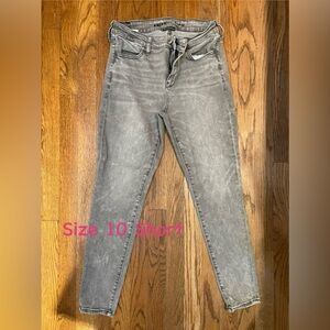 American Eagle mid rise size 10 short